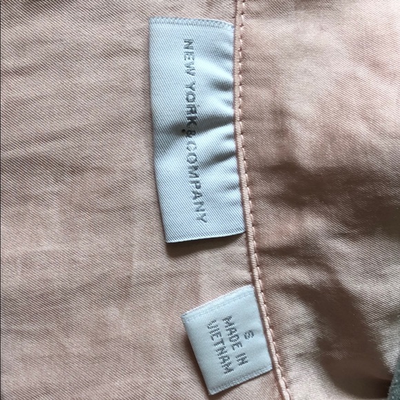 Pink blouse that ties on the bottom - Picture 3 of 3